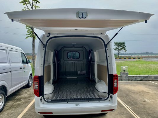 Cửa sau mở lên với 2 xi-lanh hơi thuận tiện