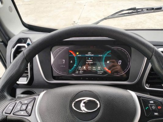 Vô lăng tích hợp nút bấm, đồng hồ dạng LCD