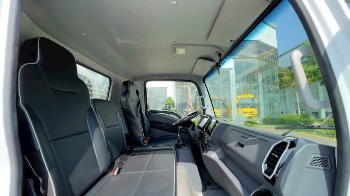 Khoang lái rộng rãi, nội thất da cao cấp