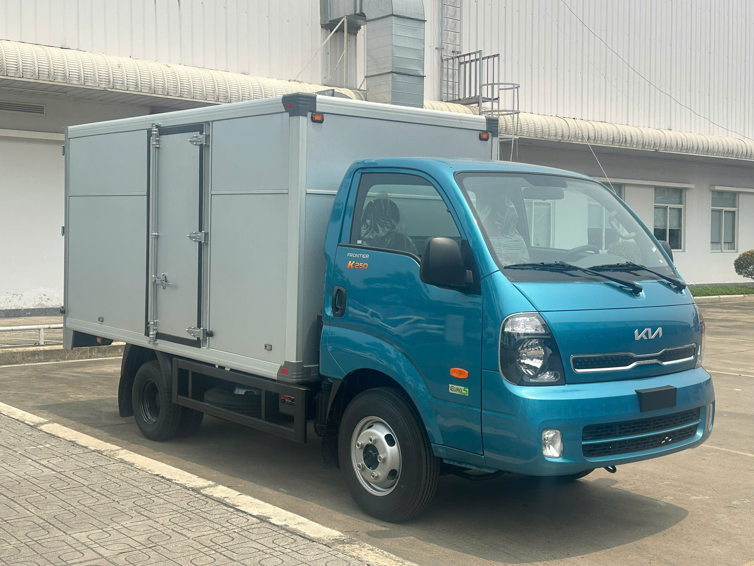 KIA K250 thùng kín – 2.4 tấn giá ưu đãi (LH: 0976 189 444)