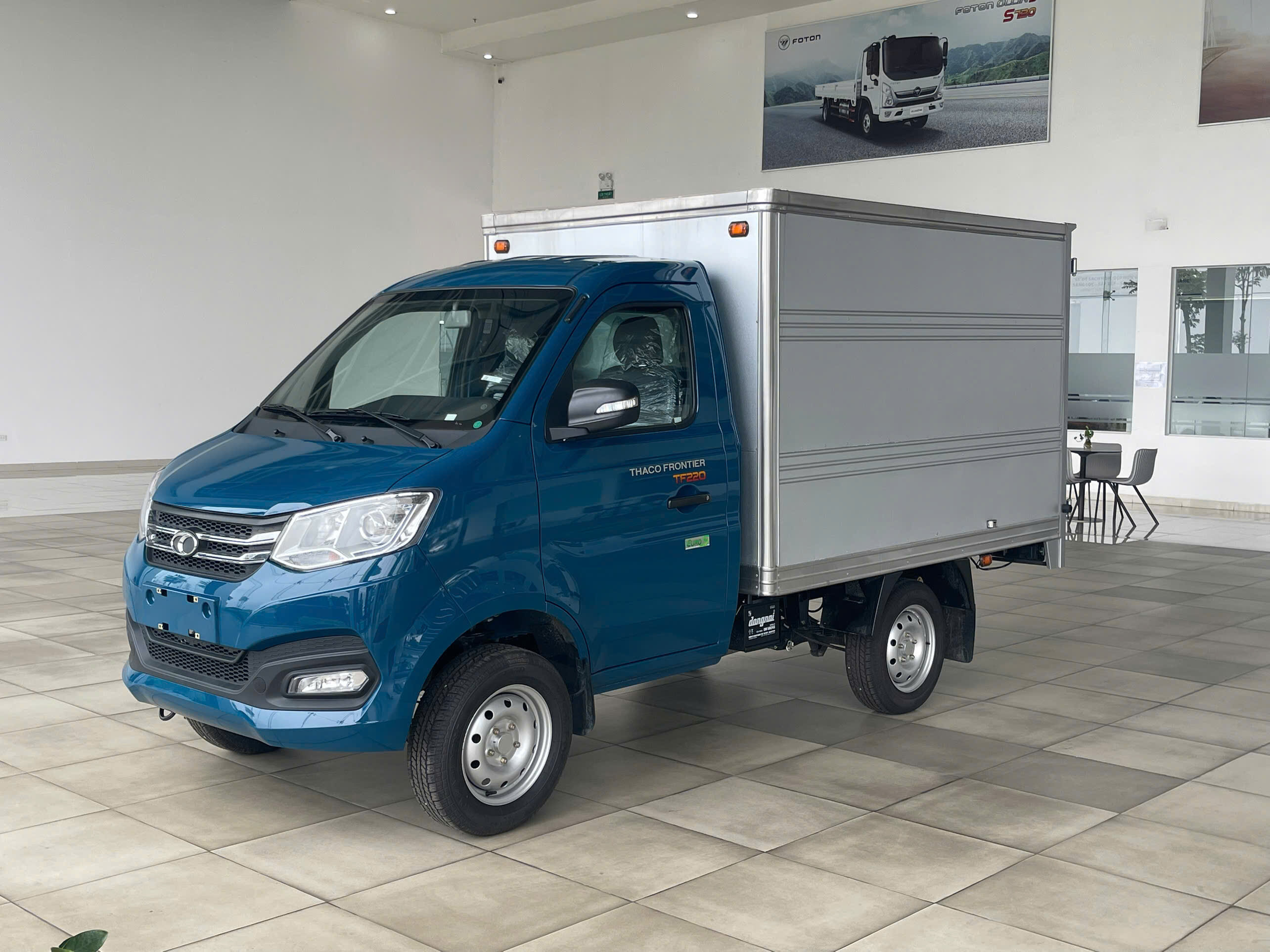 Xe tải THACO TF220 thùng kín tải trọng 980kg