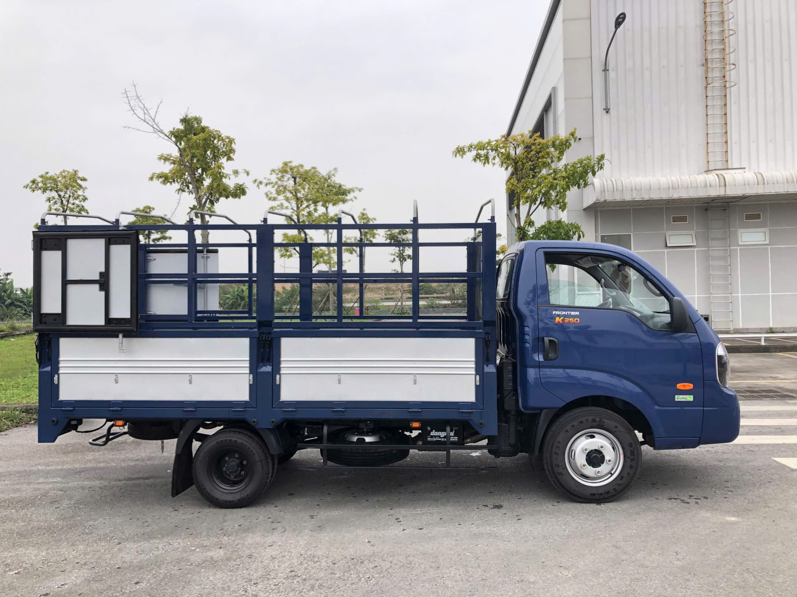 Xe tải KIA K250 thùng mui bạt mở 5 bửng