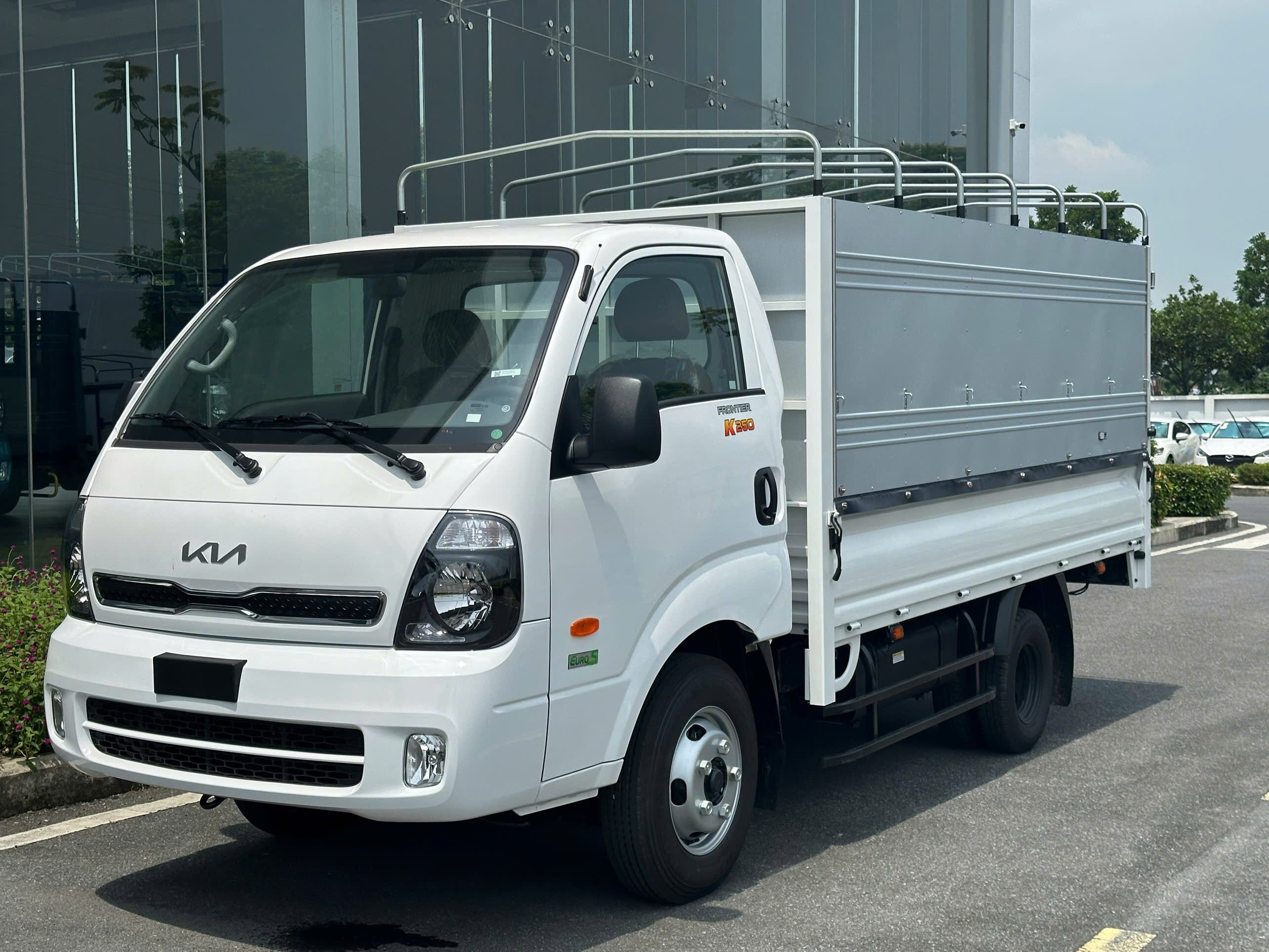 Xe tải KIA K250 tải trọng 2,4 tấn thùng 3,5 m