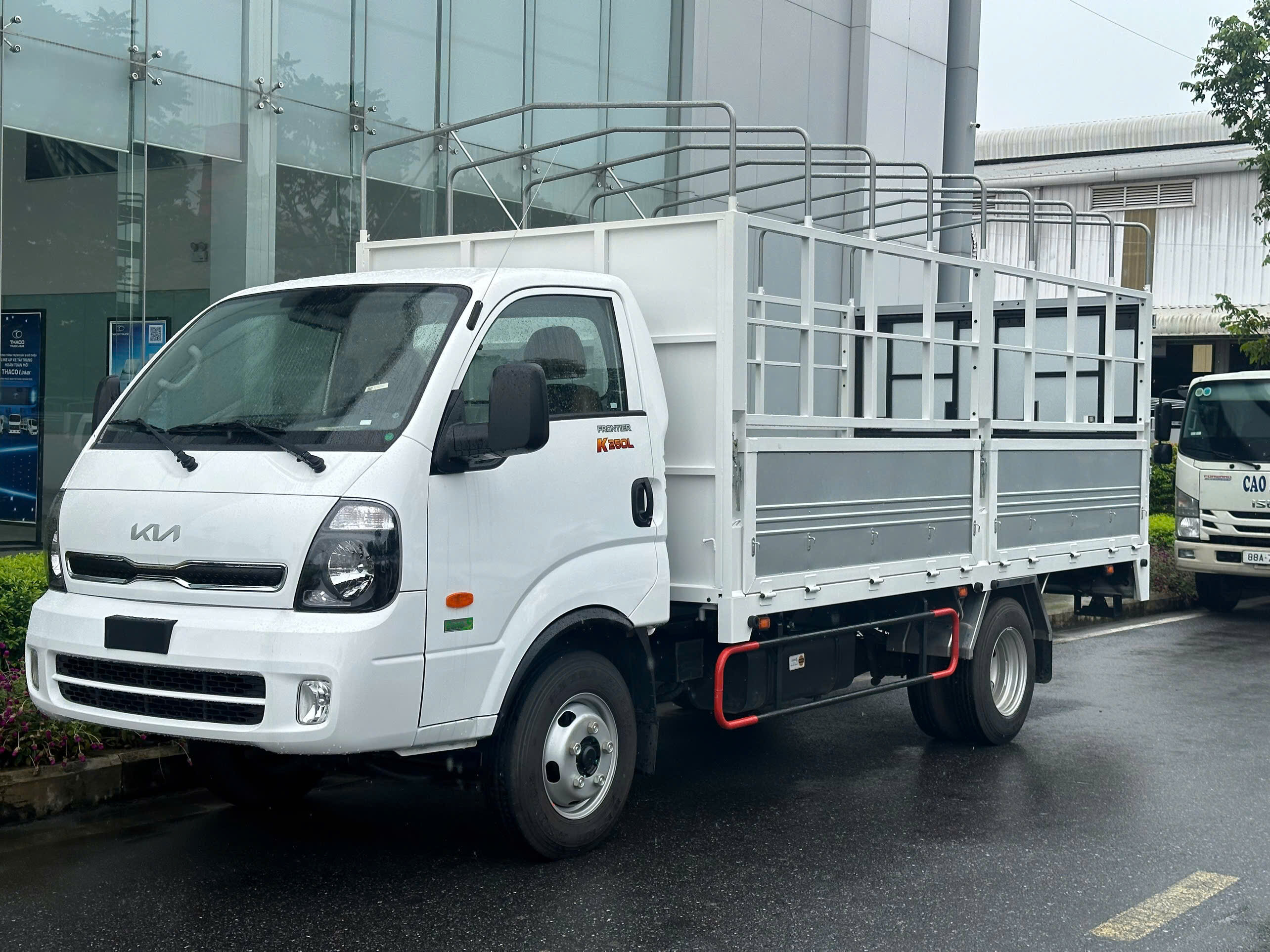 KIA K250L trang bị phanh ABS, cân bằng điện tử